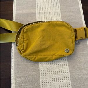 Lululemon Everywhere Belt Bag - Chartreuse
